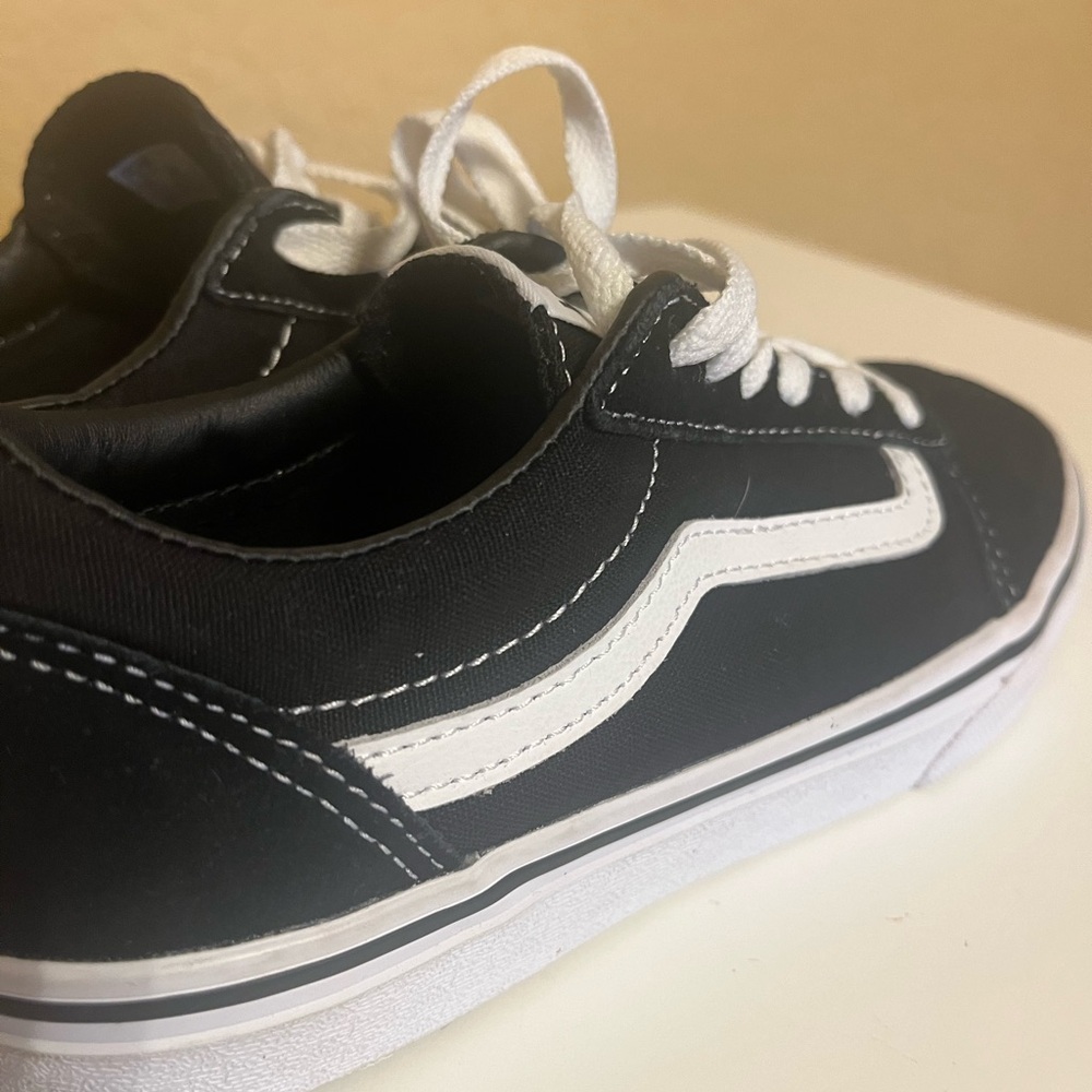 Vans youth ward unisex canvas/suede (Brand New) No Box or Tag size 5